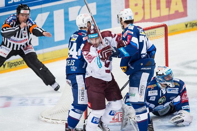 Sparťanský hokejista Jaroslav Hlinka se raduje poté, co vstřelil gól na 1:0 během prvního utkání čtvrtfinále Generali play off proti brněnské Kometě.