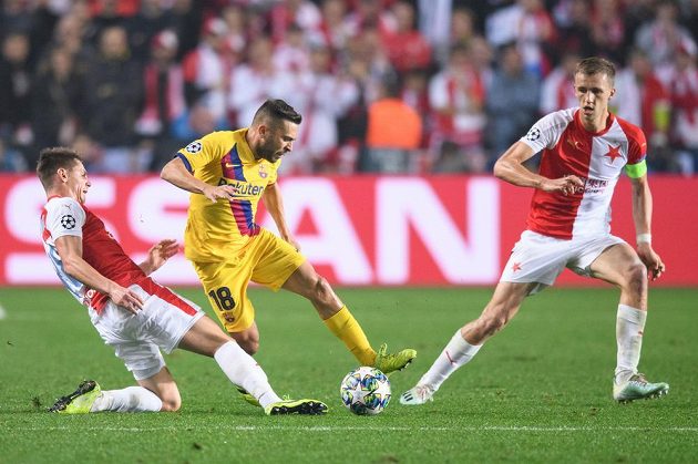 Lukáš Masopust (vlevo) a Tomáš Souček (vpravo) ze Slavie a Jordi Alba z Barcelony v utkání 3. kola Ligy mistrů.