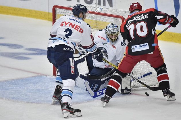 Zleva Ronald Knot a brankář Marek Schwarz z Liberce a Radek Smoleňák z Hradce Králové bojují o puk během utkání 14. kola hokejové extraligy