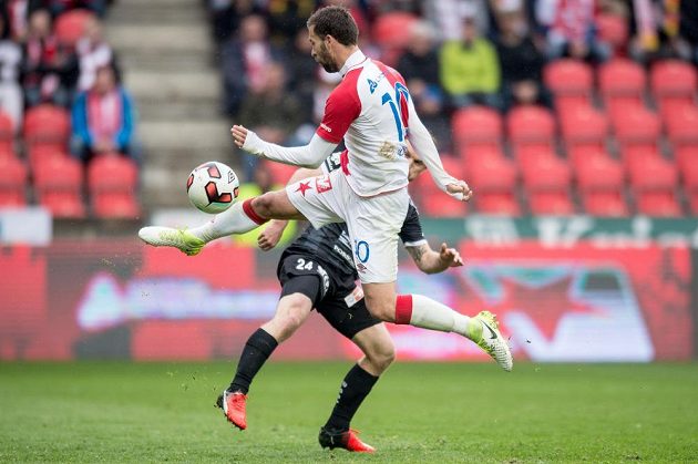 Josef Hušbauer ze Slavie Praha v souboji s Tomášem Jirsákem z Hradce Králové.