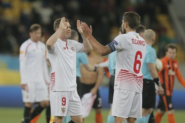 Fotbalisté Sevilly se radují z remízy po skončení duelu s domácím Šachtarem Doněck. Vlevo je Kevin Gameiro, vpravo Daniel Carrico.