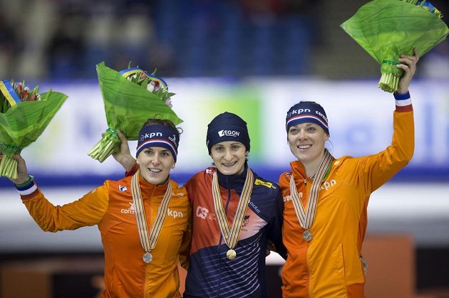 Medailový ceremoniál po závodě rychlobruslařek na 3000 metrů na MS v Heerenveenu. Martina Sáblíková pózuje se zlatou medailí vedle Nizozemek Marije Jolingové (vpravo) a Ireen Wüstové.