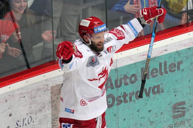 Třinecký hokejista Martin Růžička se raduje, právě vstřelil ve finále gól Liberci.