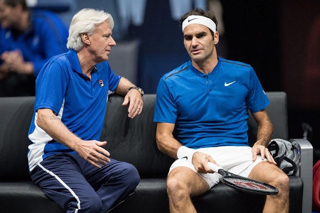 Roger Federer a kapitán týmu Evropy Björn Borg během tenisového turnaje Laver Cup.