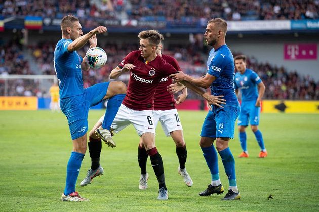 Martin Graiciar ze Sparty mezi Janem Kalabiškou(vlevo) a Petrem Reinberkem ze Slovácka.