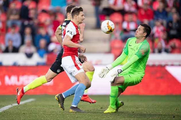 Milan Škoda ze Slavie Praha a liberecký brankář Filip Nguyen během utkání 26. kola Fortuna ligy.