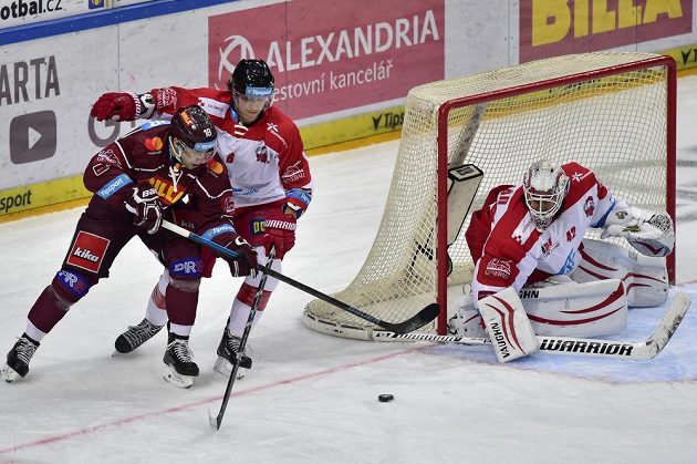 Hokejisté Sparty bojují o body ve 20. kole Tipsport extraligy s Olomoucí. Úvodní branku duelu vstřelili Hanáci.