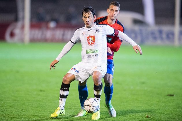 Hradecký útočník Pavel Černý a obránce Viktorie Plzeň Lukáš Hejda během utkání.