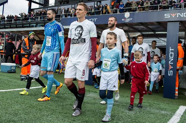 Fotbalisté Sparty Bořek Dočkal, David Bičík a Martin Frýdek nastupují k utkání s portrétem Pavla Srníčka na tričku.