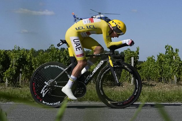 Slovinský cyklista Tadej Pogačar obhájí vítězství na Tour de France. V předposlední etapě, kterou byla časovka na 30,8 kilometru, obsadil dvaadvacetiletý jezdec osmé místo a má více než pětiminutový náskok na druhého Jonase Vingegaarda z Dánska.