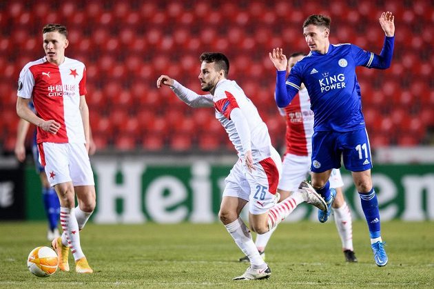 Lukáš Provod a Jakub Hromada ze Slavie a Marc Albrighton z Leicesteru během utkání vyřazovací části Evropské Ligy.