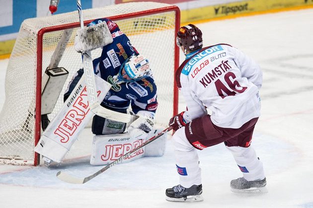 Petr Kumstát ze Sparty Praha střílí gól na 2:1 během druhého utkání čtvrtfinále proti Brnu.