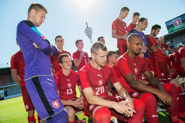 Brankář Tomáš Vaclík, Matěj Vydra a Teodor Gebre Selassie během fotografování české fotbalové reprezentace.
