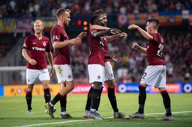 Fotbalisté Sparty (zleva) Martin Hašek, Guélor Kanga, Michal Sáček a Srdjan Plavšič oslavují gól na 2:0 během utkání s Jabloncem.