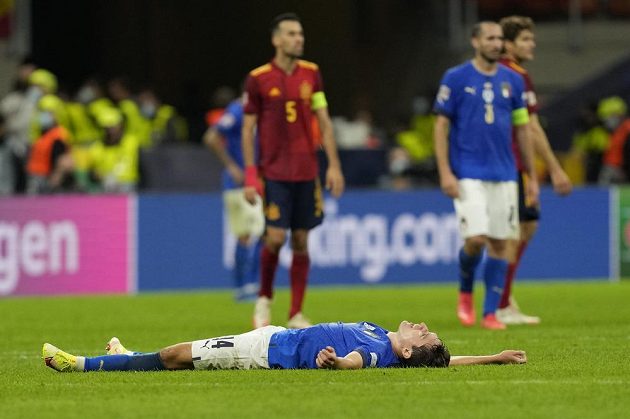 Zklamaný italský fotbalový reprezentant Federico Chiesa leží zklamaně na trívníku. Jeho tým v úvodním semifinále Ligy národů v Miláně podlehl Španělsku 1:2.