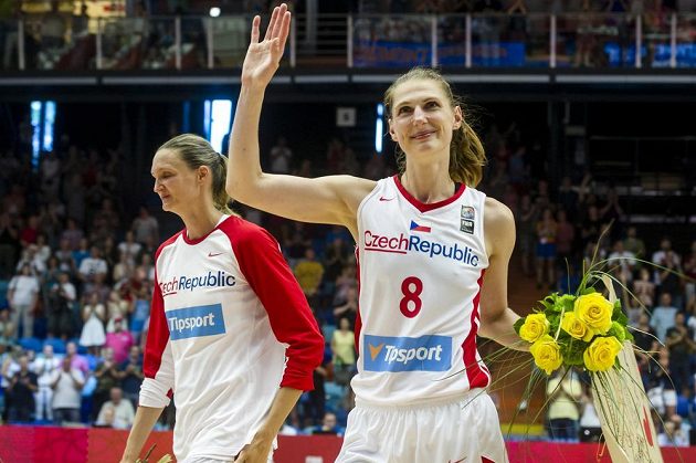 Ilona Burgrová (vpravo) a Petra Kulichová hrály poslední zápas za českou reprezentaci. Basketbaistky se po utkání se Španělskem loučily s diváky.