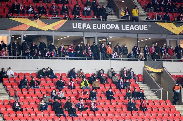 Slavia na utkání prvního kola vyřazovací části Evropské Ligy proti Leicesteru zkusmo pustila omezený počet fanoušků.