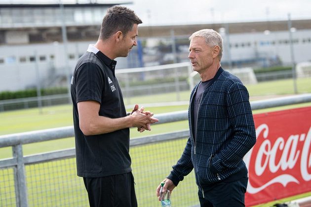 Trenér Ružomberku David Holoubek (vlevo) a sportovní ředitel Sparty Zdeněk Ščasný diskutují během utkání hraném v rámci letní přípravy v tréninkovém centru Strahov v Praze.