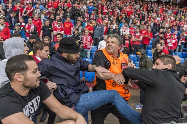 Potyčky fanoušků s pořadateli během finále Evropské ligy mezi Liverpoolem a Sevillou.