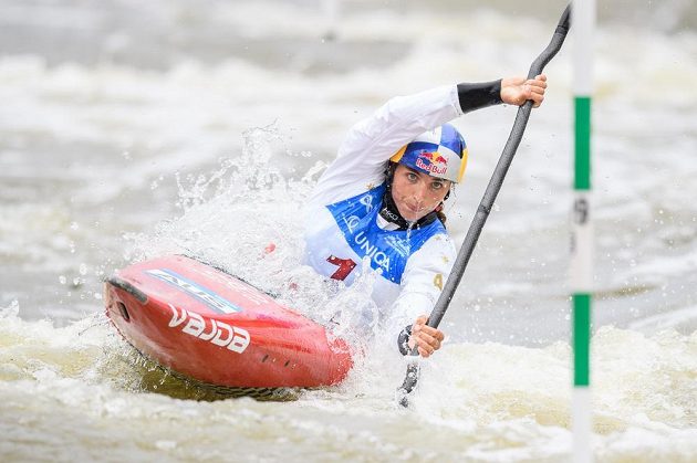 Kajakářka Jessica Foxová během semifinálové jízdy v kategorii K1 v rámci Světového poháru ve vodním slalomu.