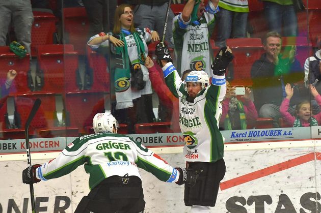 Oslava prvního gólu Karlových Varů během utkání 6. kola baráže o hokejovou extraligu s Motorem České Budějovice.