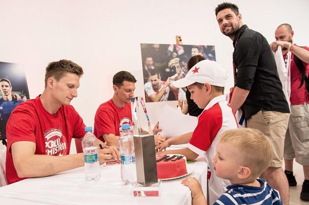 Fotbaloví mistři Milan Škoda a Jiří Bílek během autogramiády týmu Slavie Praha.