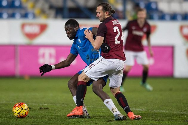 Liberecký útočník Kevin Luckassen (vlevo) a sparťanský záložník Petr Jiráček během úvodního čtvrtfinále MOL Cupu.