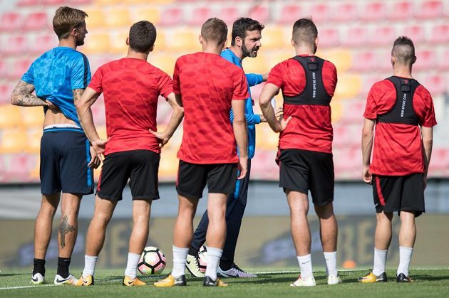 Trenér Sparty Andrea Stramaccioni během otevřeného tréninku před zahájením sezóny.