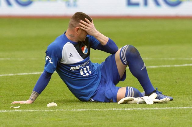 Zklamaný brankář Ostravy Jan Laštůvka po skončení zápasu o postup do Evropské ligy.