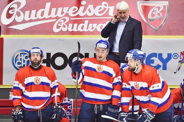 Trenér Českých Budějovic Marian Jelínek (nahoře) na střídačce při utkání s Karlovými Vary, dole zleva Martin Novák, Vlastimil Dostálek, Peter Galamboš.
