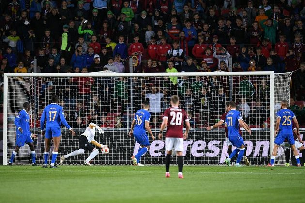 Dávid Hancko took care of the opening goal of the match after a corner kick