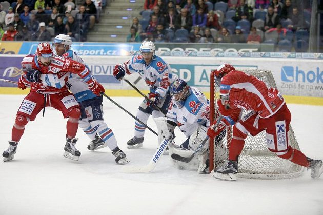 Zleva Rostislav Marosz z Třince a chomutovští hráči Ondřej Dlapa, Marek Tomica a brankář Ján Laco. Zcela vpravo je třinecký Martin Růžička.