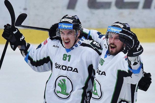 Mladoboleslavští útočníci Zdeněk Kubica (vlevo) a Radim Hruška slaví gól v síti Litvínova.