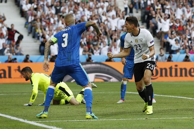 Německý fotbalista Mario Goméz právě vstřelil druhý gól v osmifinále ME proti Slovensku.