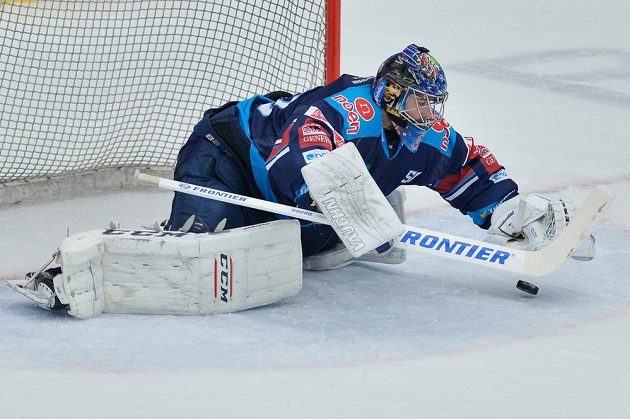 Chomutovský gólman Ján Laco zasahuje během čtvrtého zápasu předkola play off hokejové extraligy v Mladé Boleslavi.