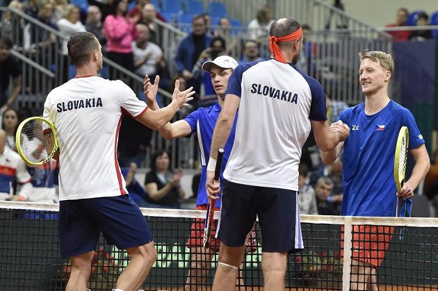 Zleva Filip Polášek ze Slovenska, Jonáš Forejtek z České republiky, Igor Zelenay ze Slovenska a Zdeněk Kolář z České republiky po čtyřhře.