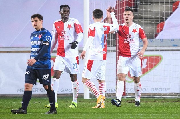 Fotbalisté Slavie Praha Ibrahim Traoré, Denis Višinský a Stanislav Tecl oslavují gól na 4:0 během utkání osmifinále MOL Cupu s Karlovými Vary.