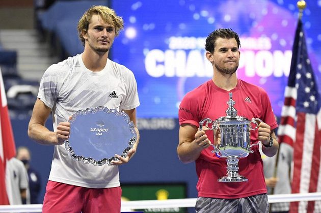 Hotovo! Novým šampionem tenisového US Open je Rakušan Dominic Thiem (vpravo), vedle něj stojí poražený finalista Alexander Zverev z Německa.