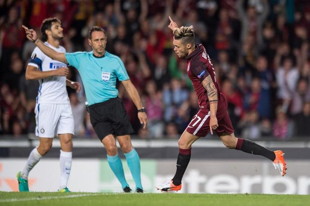 Sparťan Václav Kadlec oslavuje gól, který vstřelil během utkání v základní skupině Evropské ligy proti Interu Milán.