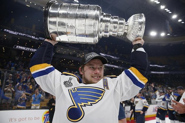 Vysněný Stanley Cup radostně zvedl nad hlavu i ruský útočník St. Louis Blues Vladimír Tarasenko.