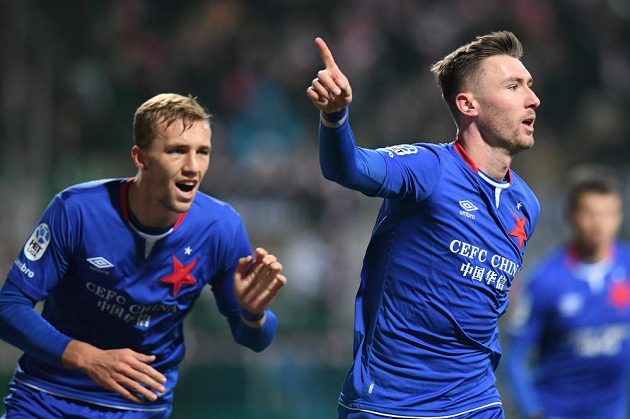 Slávista Jaromír Zmrhal (vpravo) otevřel skóre utkání v Mladé Boleslavi. S gratulací k němu spěchá Tomáš Souček.