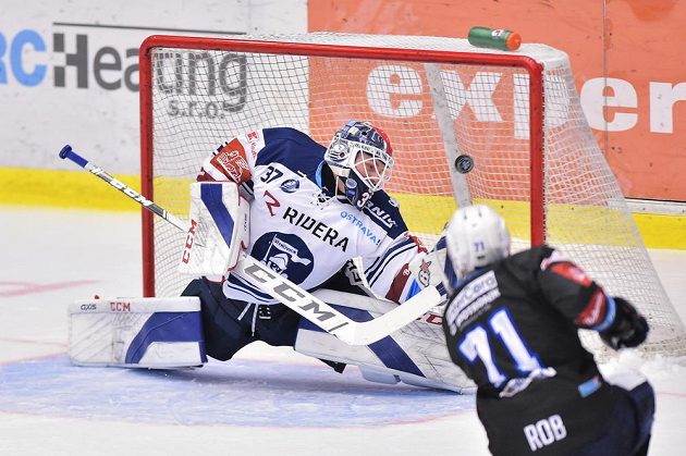 Brankář Vítkovic Daniel Dolejš inkasuje branku od střílejícího Luboše Roba z Plzně.