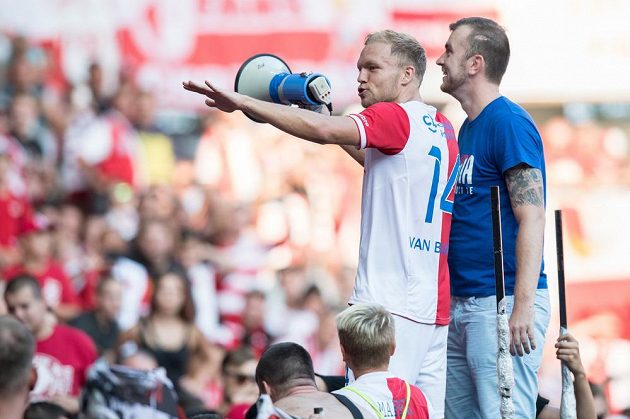 Fotbalista Slavie Mick van Buren během děkovačky s fanoušky po utkání 5. kola HET ligy. Slavia vyhrála nad Mladou Boleslaví 4:0.