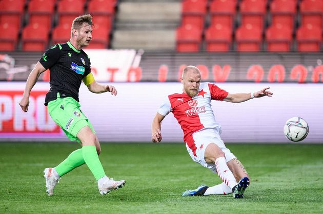 Jakub Brabec z Viktorie Plzeň a Mick van Buren ze Slavie Praha během utkání 30. kola Fortuna ligy.