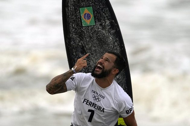Brazilec Italo Ferreira oslavuje vítězství v premiéře surfingu na olympijských hrách