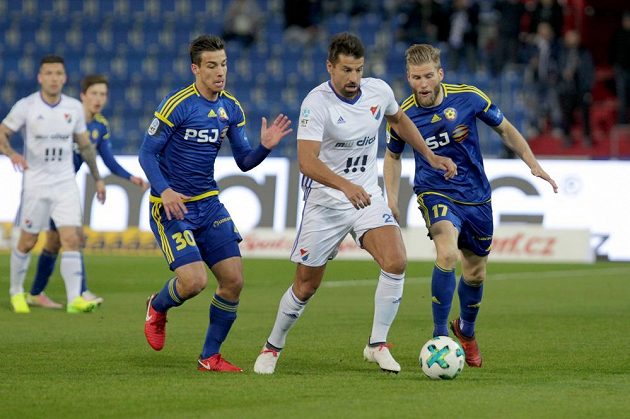 Zleva Jozef Urblík z Jihlavy, Milan Baroš z Baníku Ostrava, Petr Tlustý z Jihlavy.