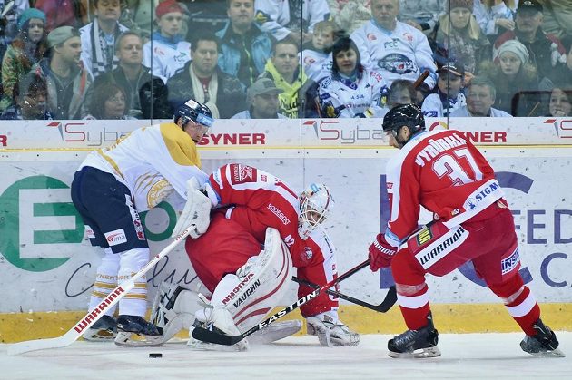 Liberecký útočník Daniel Špaček (vlevo), olomoucký brankář Branislav Konrád a obránce Hanáků Martin Vyrůbalík v utkání 34. kola Tipsport extraligy.