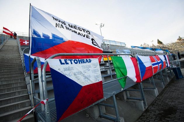 Pořadatelé rozvěsili před sprintem vlajky na prázdné tribuně biatlonového areálu v Novém Městě na Moravě.