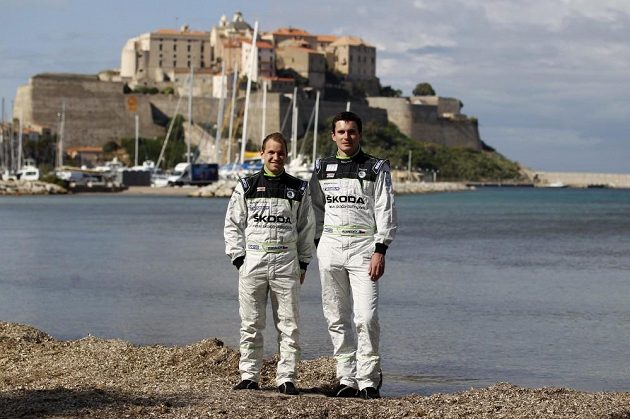 Jan Kopecký (vpravo) a Pavel Dresler před startem Korsické rallye 2013.