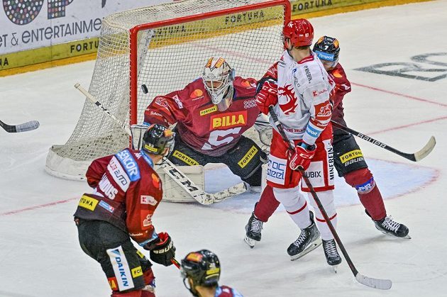 Brankář Alexander Salák ze Sparty inkasuje gól. Přihlížejí Martin Jandus (vlevo) ze Sparty, Michal Kovarčík (druhý zprava) z Třince a Ondřej Mikliš (vpravo) ze Sparty.
